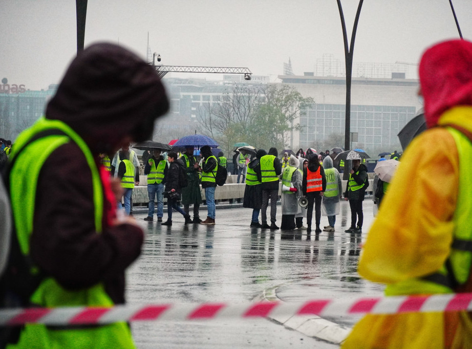 Student protesters block Branko's Bridge in Belgrade