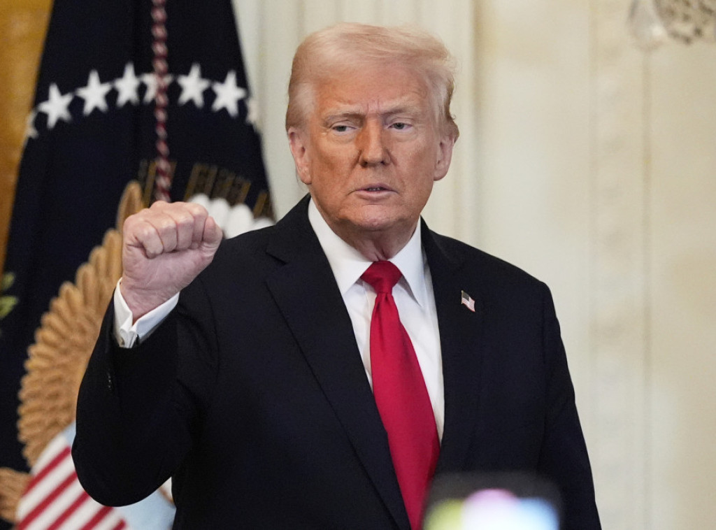 Tramp uvodi carinu od 25 odsto na automobile koji nisu proizvedeni u SAD