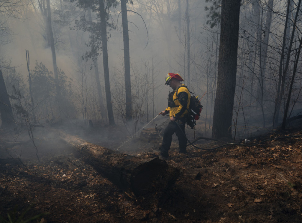 Napredak u gašenju požara u Severnoj Karolini, ali opasnost i dalje postoji