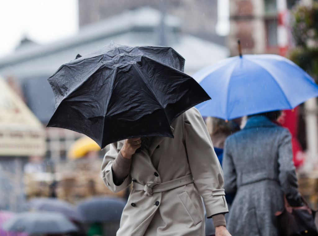 Hrvatska: Olujni vetar u Zagrebu obara stabla i skele