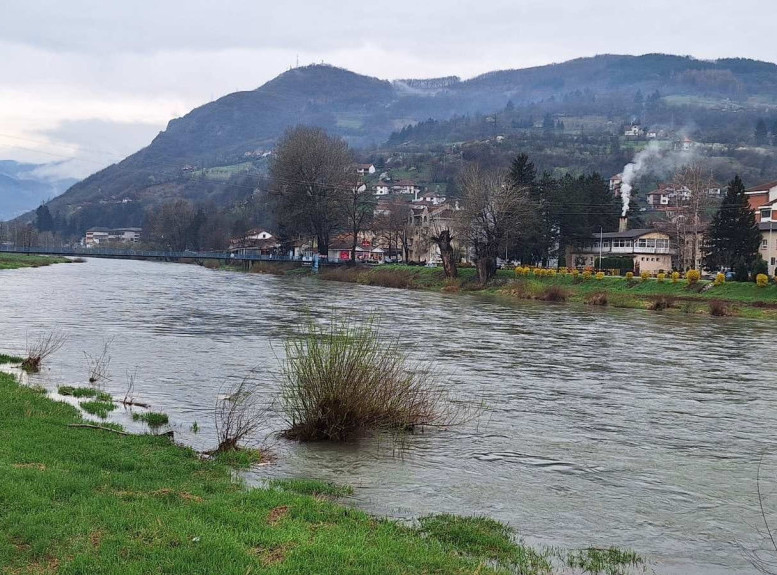 Fojnica: Nabujale reke se izlile iz korita, voda odnela mostove i poplavila put