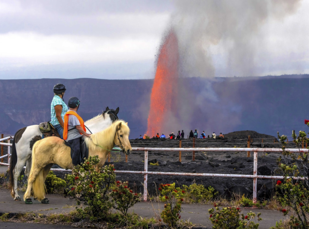 Vulkan Kilauea na Havajima izbacio lavu 300 metara u visinu uz prisustvo turista