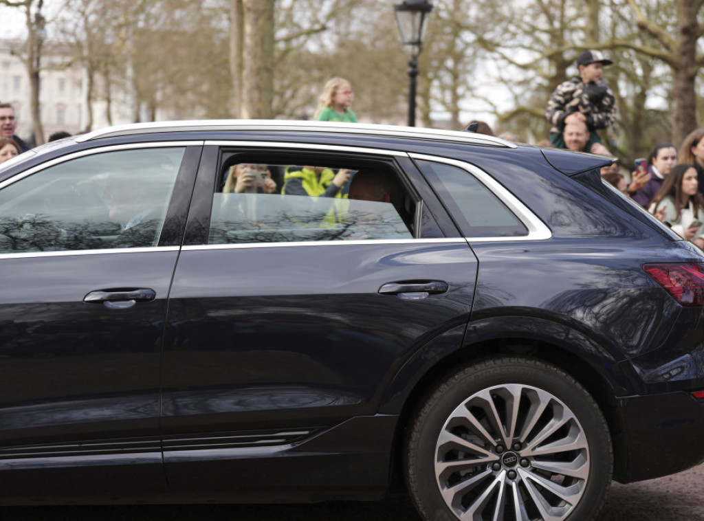 Kralj Čarls se nasmejan pojavio u javnosti nakon kratke hospitalizacije