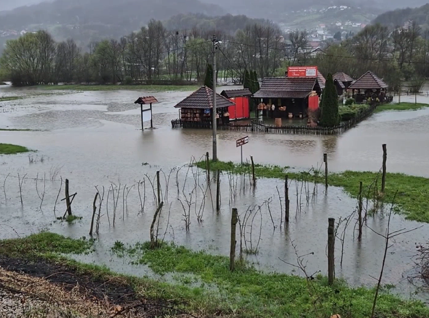Bez većih problema u slivu Zapadne Morave, izlivanje sporadično na njive