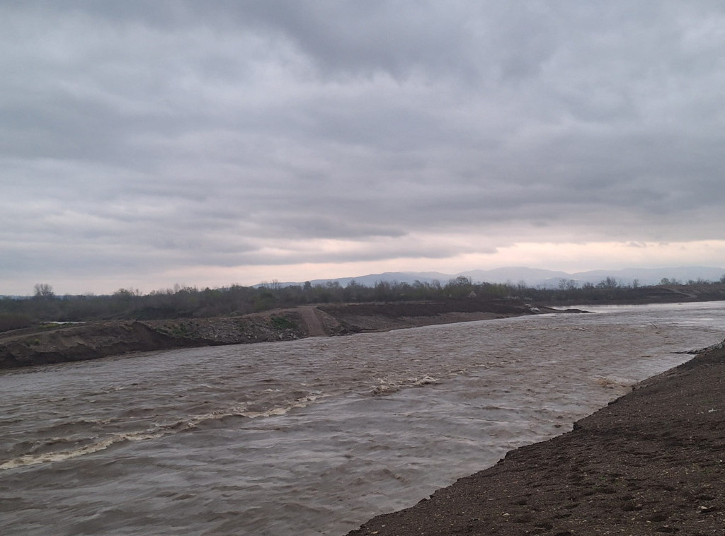 Vodostaji reka u Srbiji u porastu, ojačavaju se bedemi, ekipe non-stop na terenu