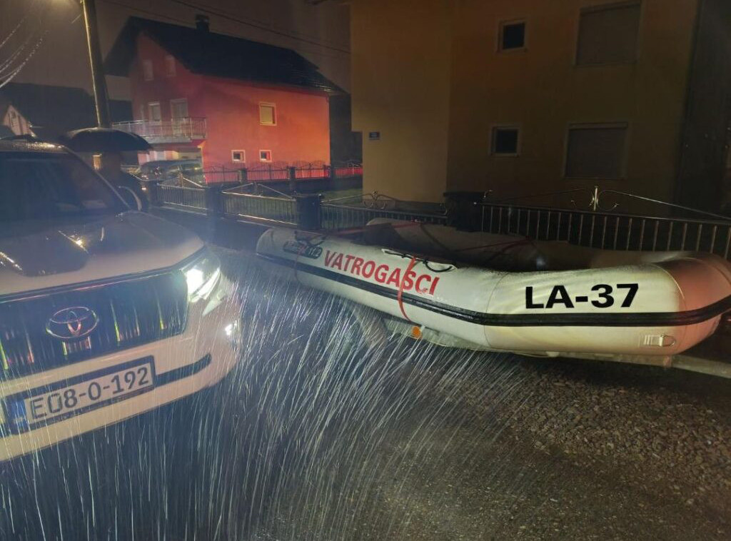 Voda poplavila prostorije opštine u Sanskom mostu, kritično na desnoj obali Sane