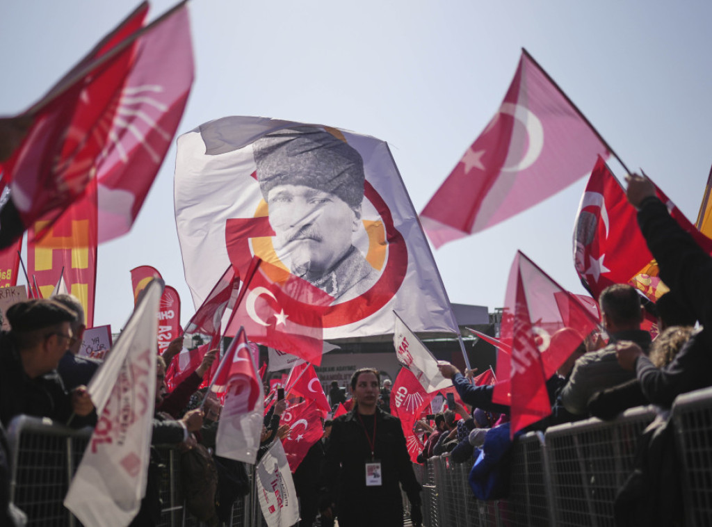 Desetine hiljada ljudi na protestu u Istanbulu protiv hapšenja Imamoglua