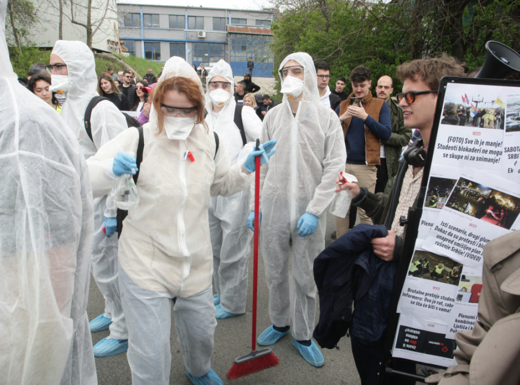 Studenti u blokadi blokirali zgradu u kojoj je redakcija "Informera"