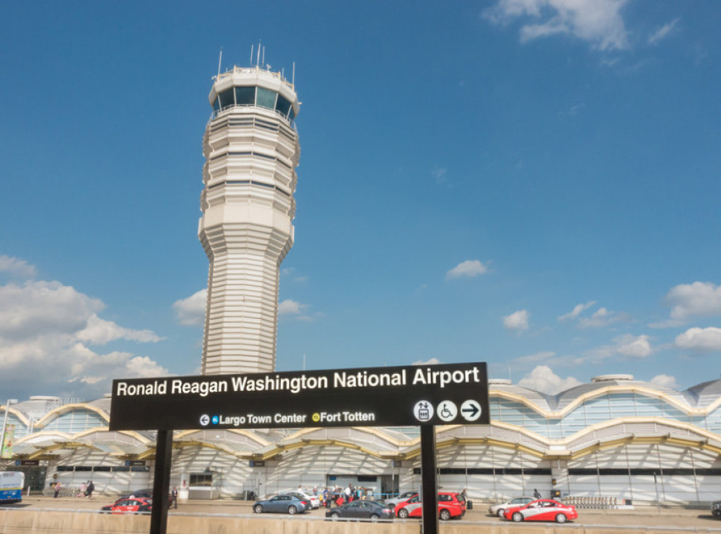 SAD: Putnički i vojni avion preusmereni da bi se sprečio mogući sudar