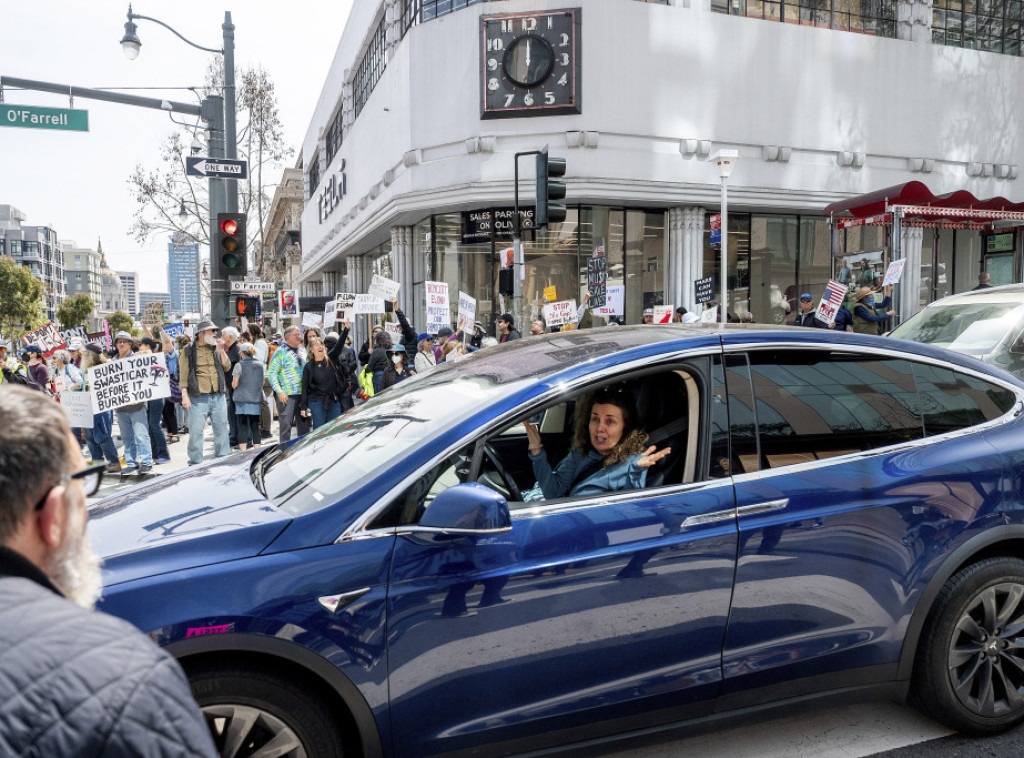 Demonstranti protestuju protiv Maska u više američkih i evropskih gradova