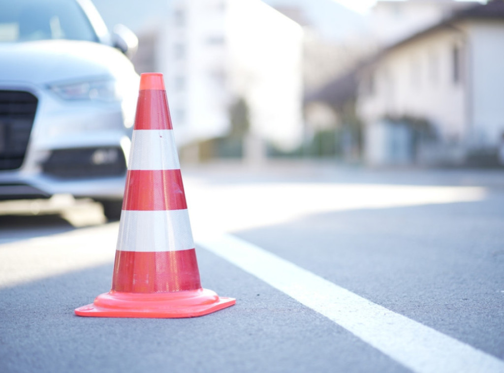 Automobil se prevrnuo na Mostu na Adi, velika gužva u smeru ka Topčideru