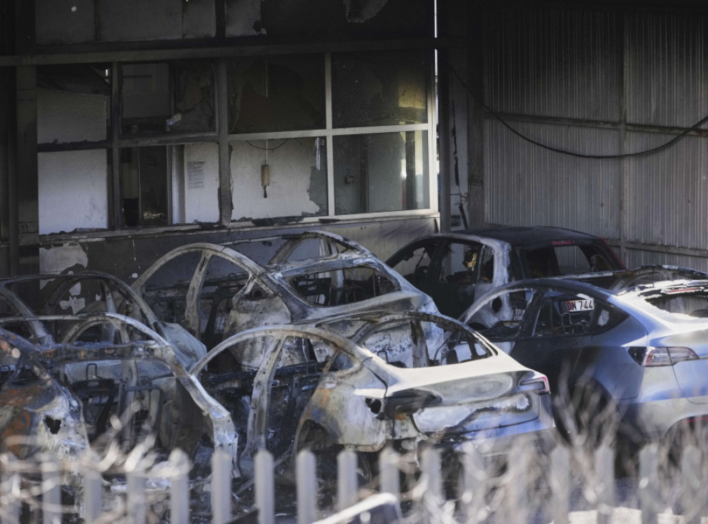 Mask: Požar u salonu Tesle u Rimu je bio teroristički čin