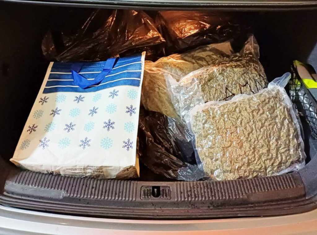 Policija u "audiju" pronašla skoro 20 kilograma marihuane, uhapšen vozač