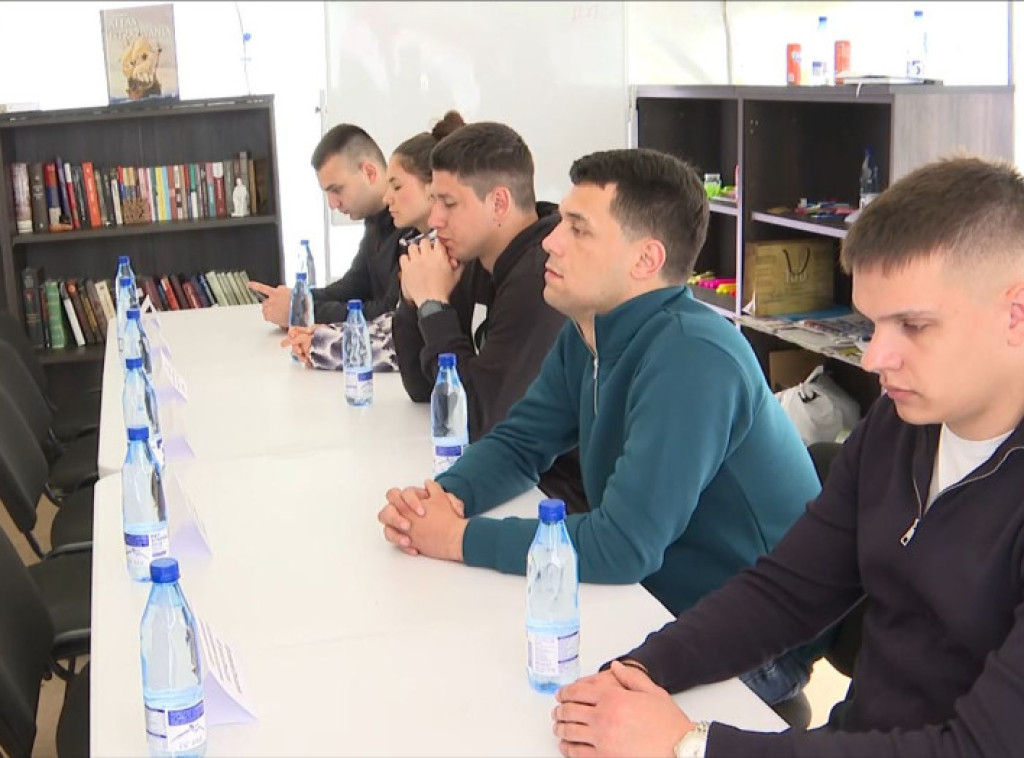 Studenti koji žele da uče i danas čekali rektora i dekane fakulteta da razgovaraju