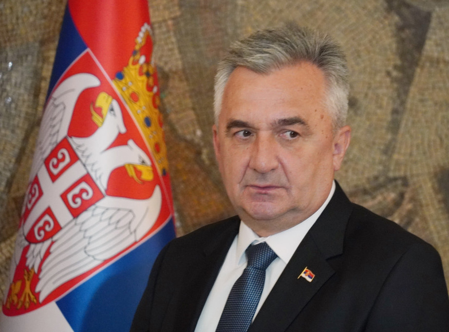 Jovanu Janjiću u Skupštini uručena ikona Svetih novomučenika pravnika petrogradskih