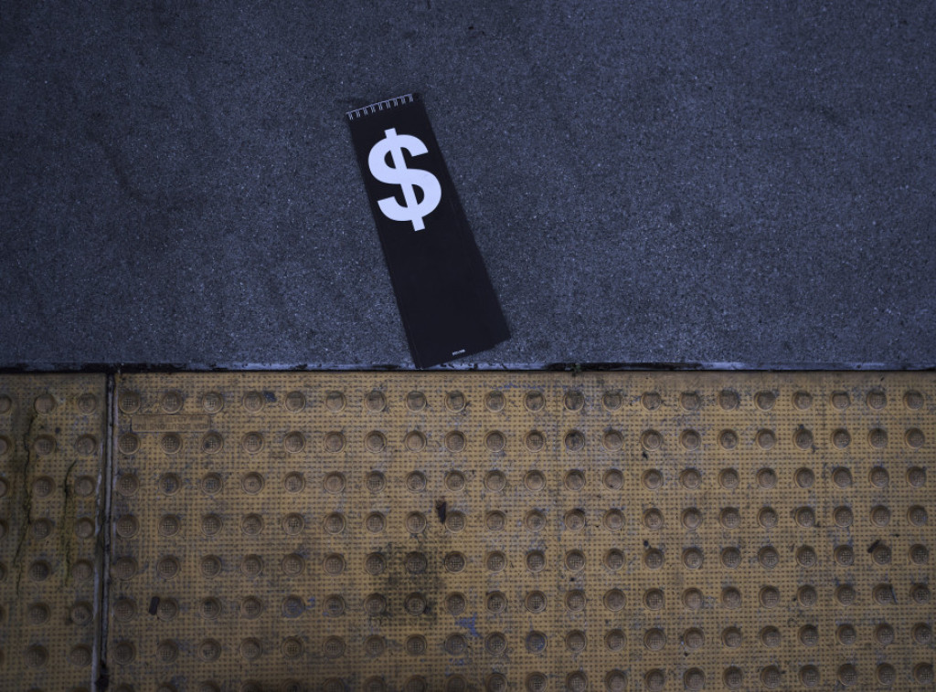 Američki dolar pao na najniži nivo za skoro šest meseci nakon objave Trampovih carina