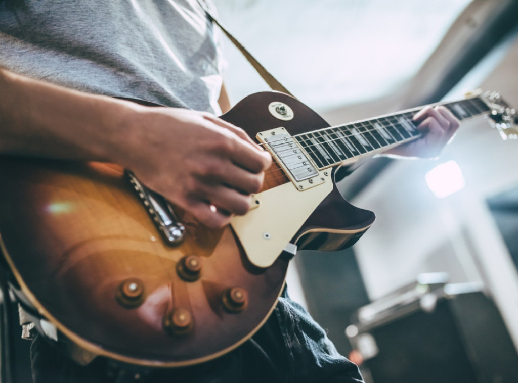 Gitarista Stiv Vaj dobio na poklon gitaru od Brajan Meja