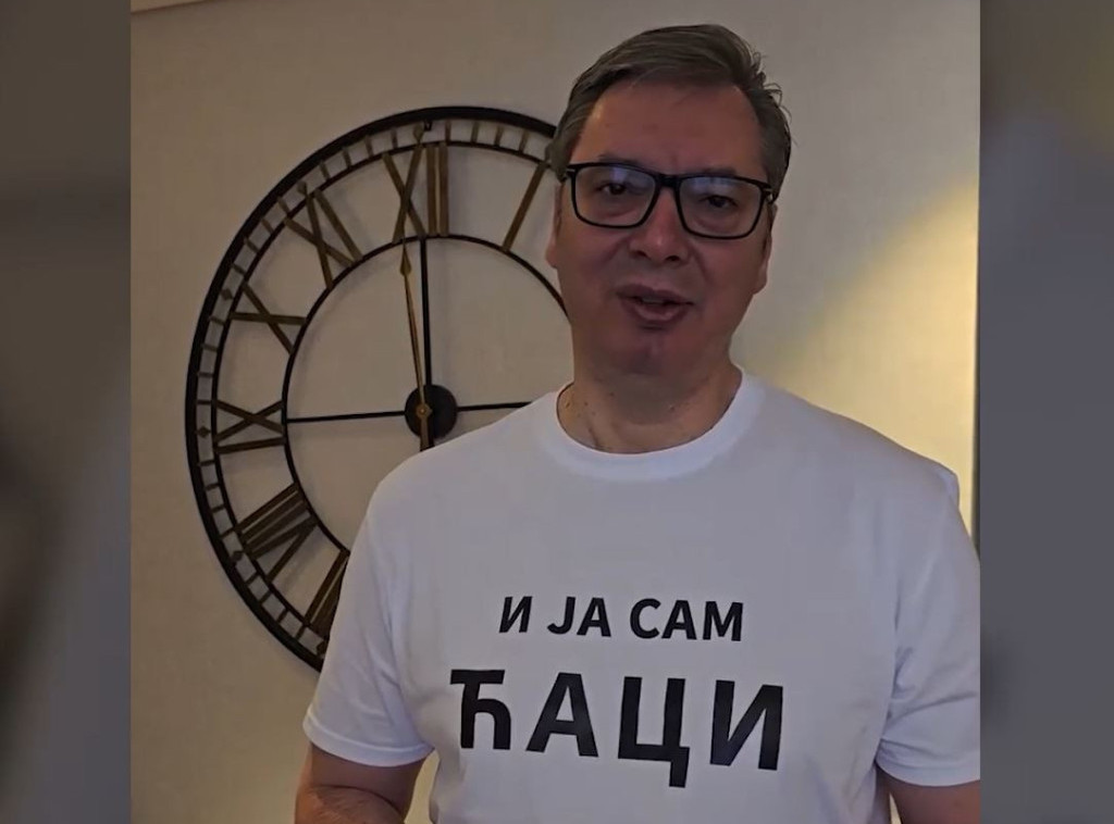 Vučić čestitao Dan studenata svim akademcima u Srbiji u majici "I ja sam ćaci'