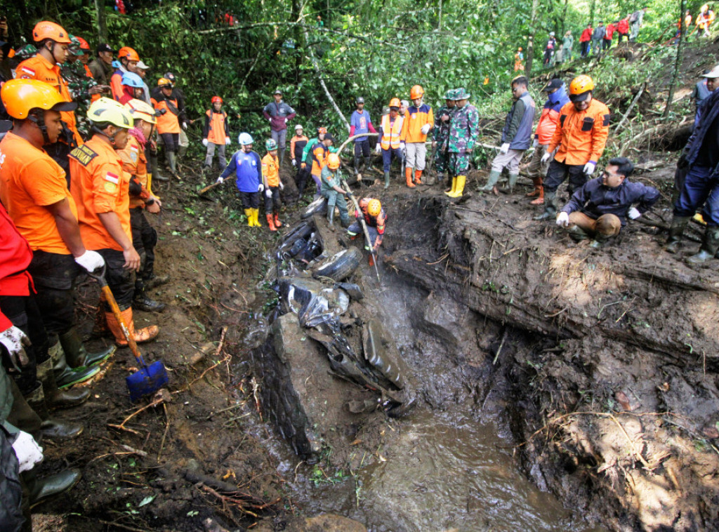 Deset osoba poginulo u klizištu na indonežanskom ostrvu Java