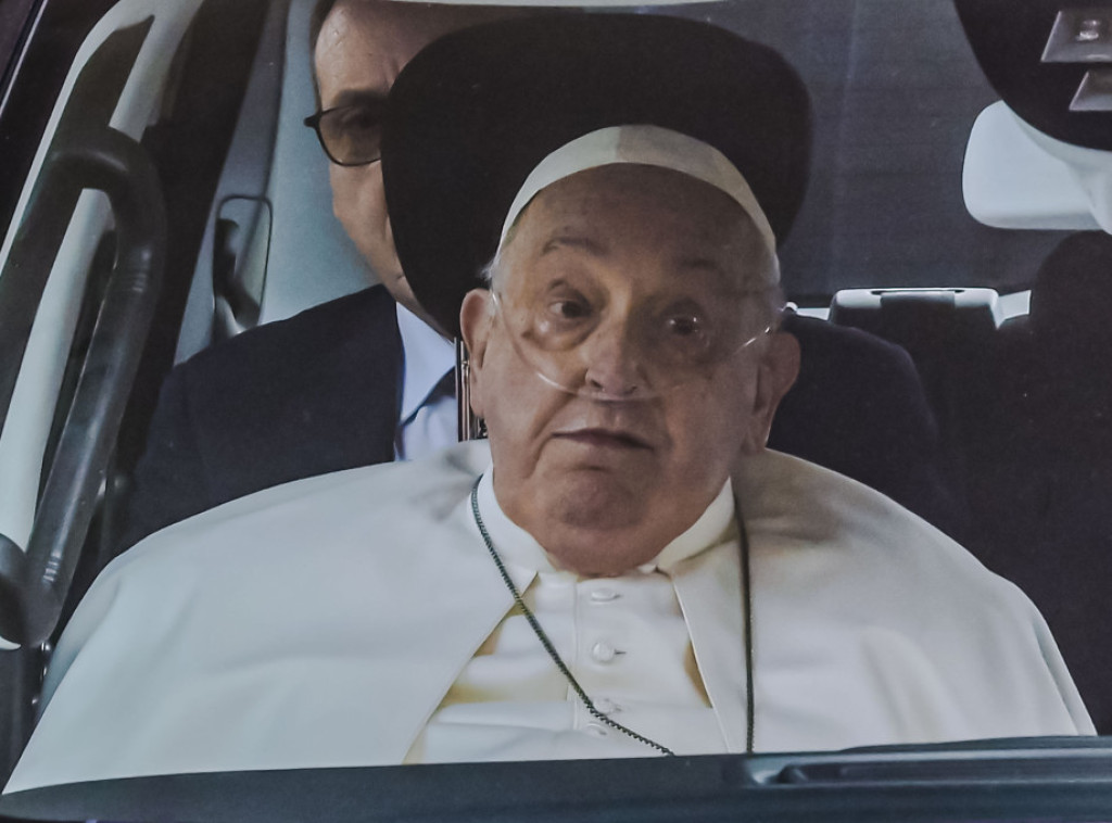 Vatikan: Papa Franja nastavlja terapiju lekovima, pokazuje blago poboljšanje