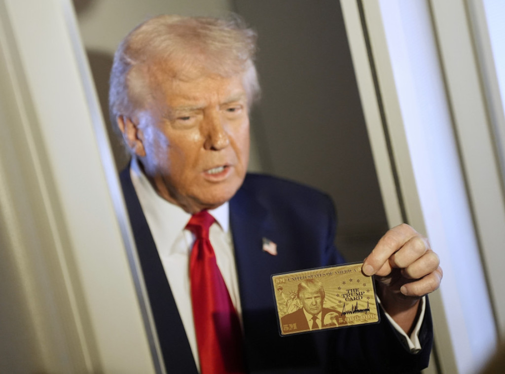 Tramp pokazao "zlatnu karticu", vizu od pet miliona dolara sa sopstvenim likom