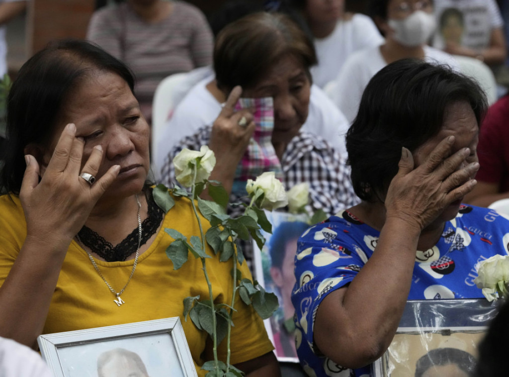 Pet osoba poginulo, devet povređeno kada je kombi pao u jarugu na Filipinima