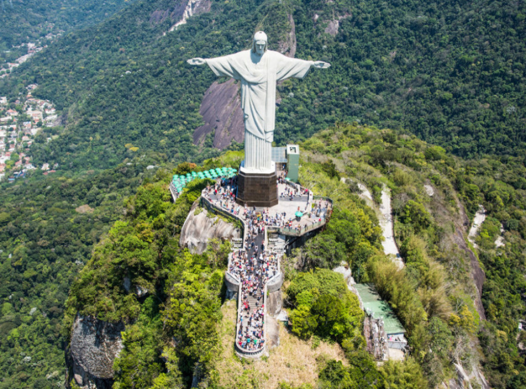 Akcija udomljavanja: Hrist Iskupitelj u Rio de Žaneiru u projekciji grli psa lutalicu