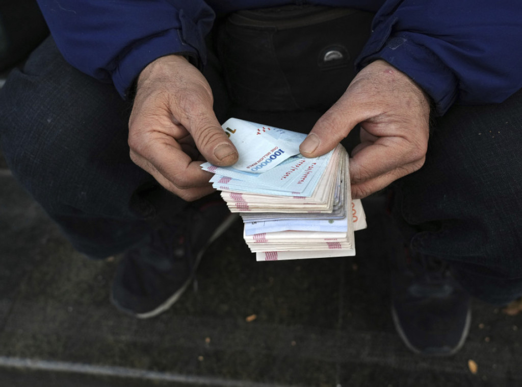 AP: Iranska valuta pala na rekordno nizak nivo