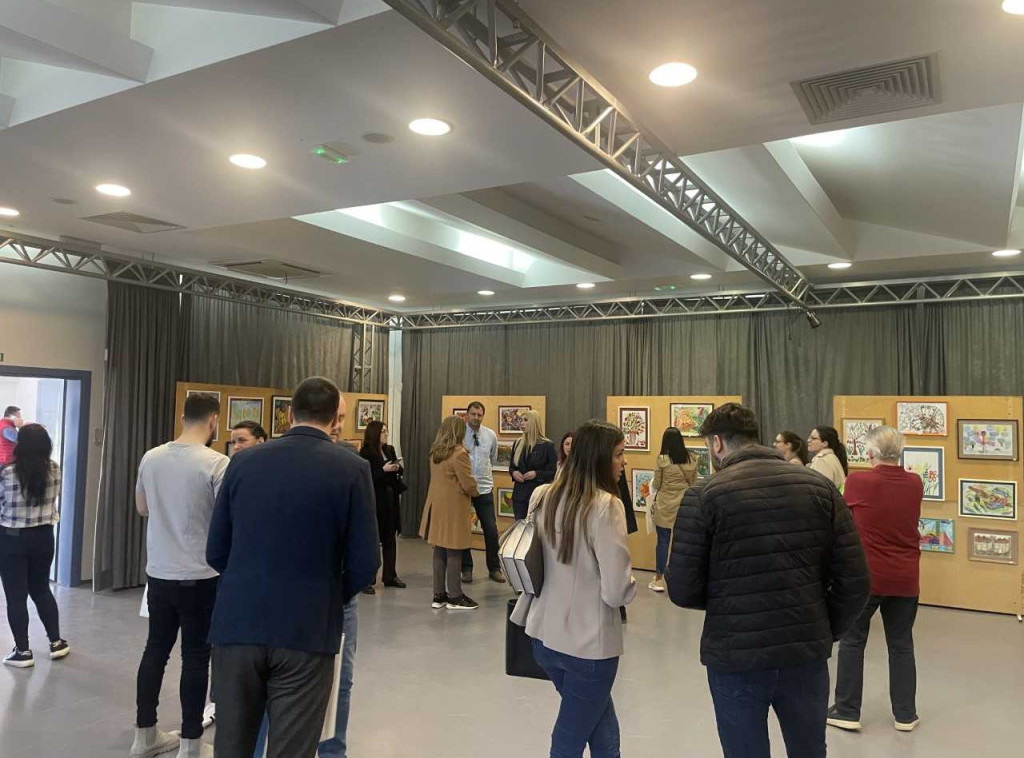 Završena "Nedelja autizma 2025", pomoćnica ministra posetila prodajnu izložbu