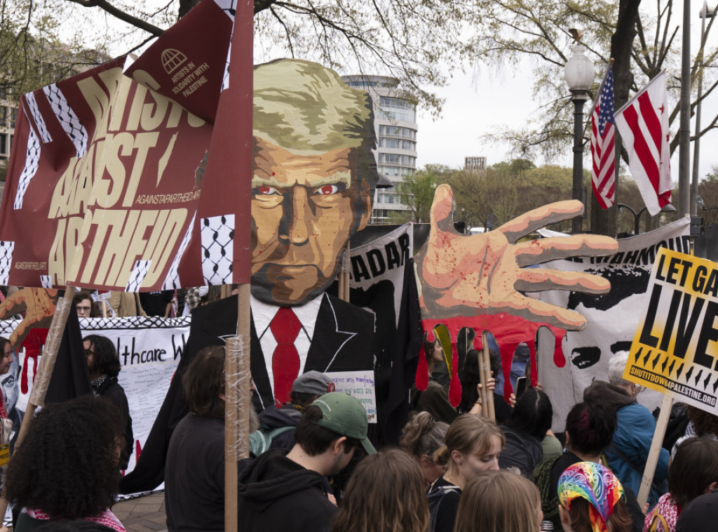 Više stotina hiljada ljudi učestvovalo na protestima širom SAD protiv Trampa i Maska