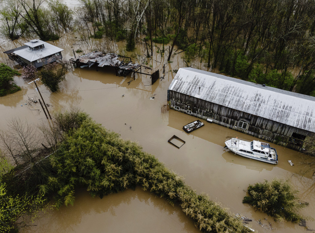Najmanje 17 osoba poginulo u olujama u SAD