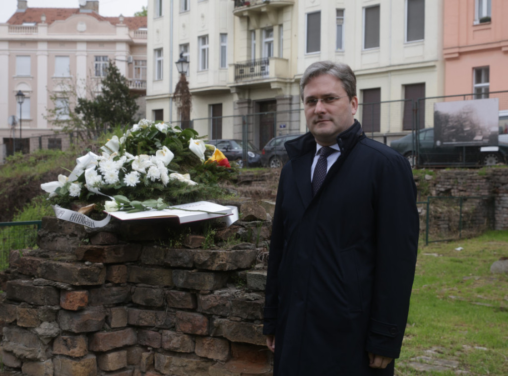 Nikola Selaković položio cvet i knjigu na mestu Narodne biblioteke bombardovane 6. aprila 1941. godine