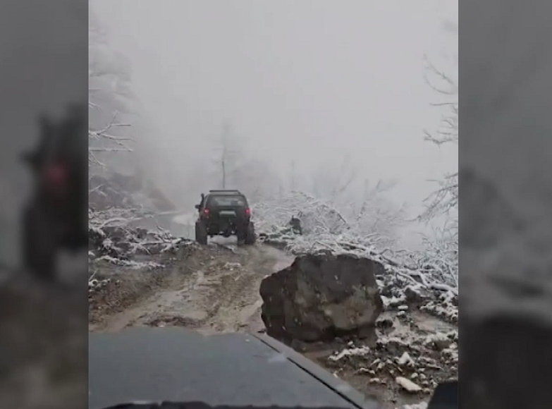 Prijepolje: Odron na putu Ivanje – Sopotnica, saobraćaj usporen