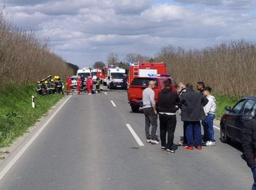 Tri osobe poginule, tri povređene u saobraćajnoj nesreći na putu Bečej - Bačko gradište