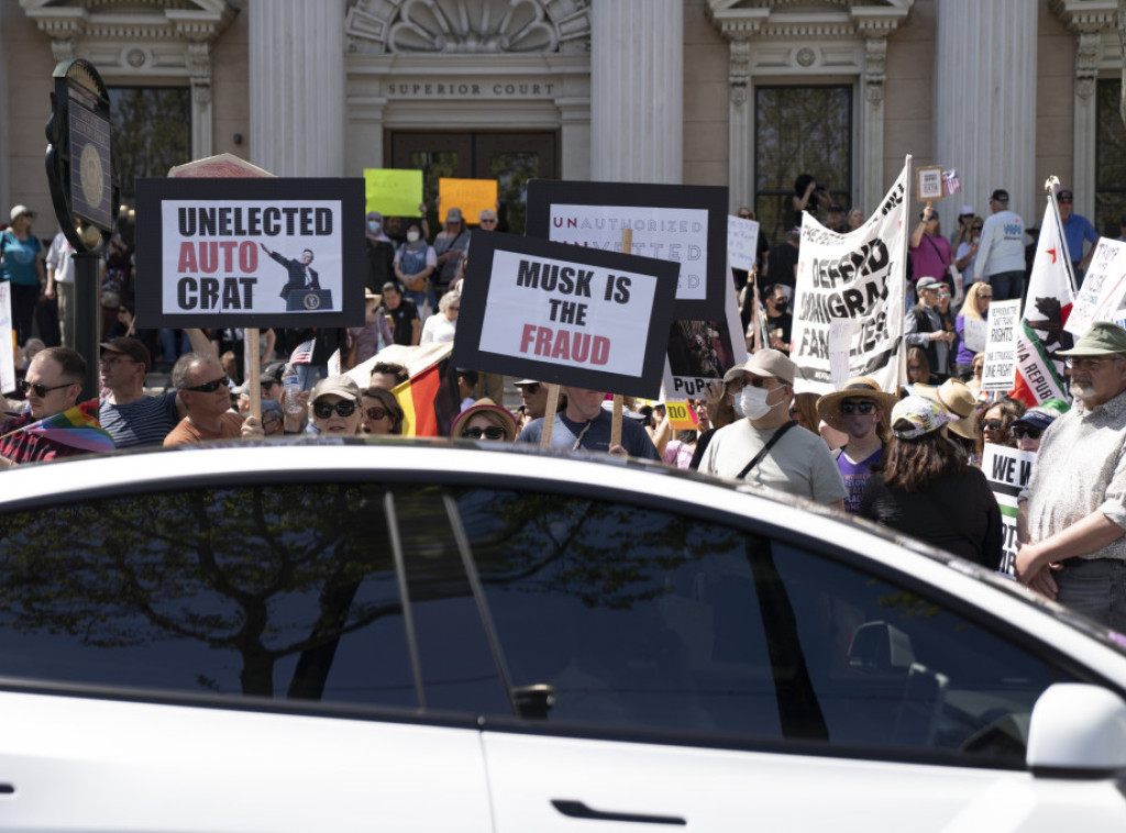 SAD: Novi protesti ispred Tesla prodavnica najavljeni i za danas