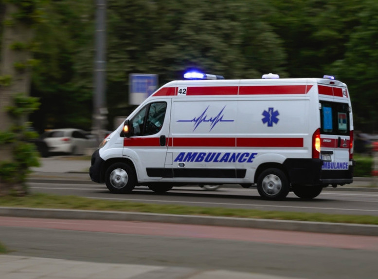 Dve ženske osobe lakše povređene jutros u sudaru dva autobusa u Velikom Mokrom Lugu