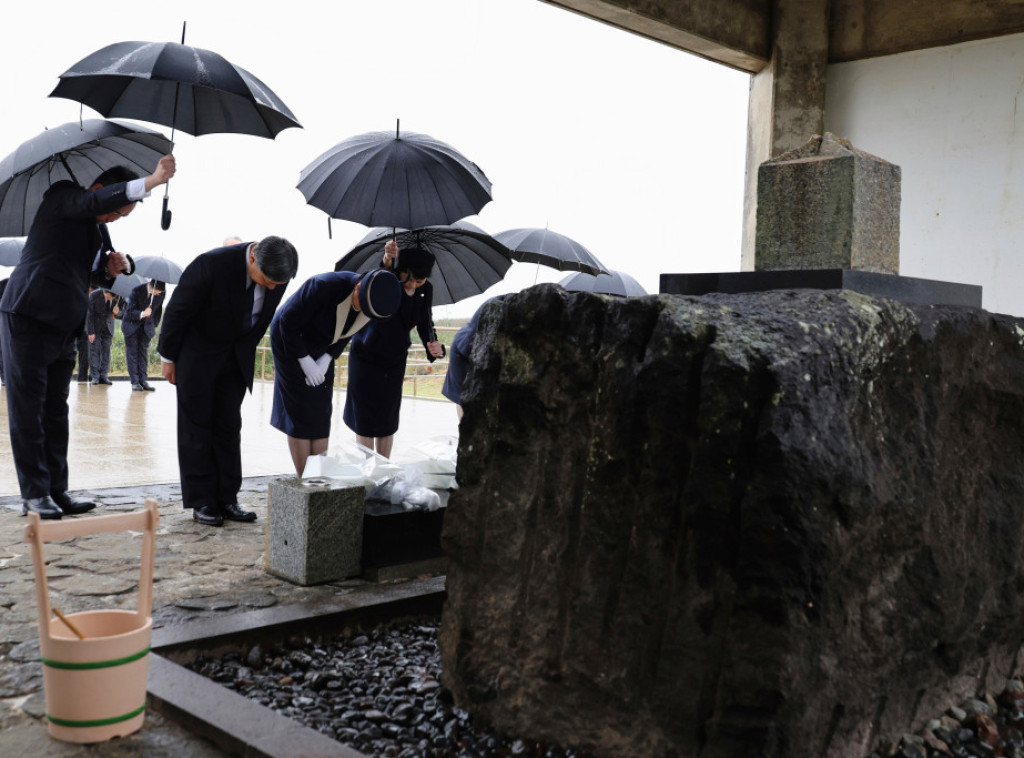 Japanski car i carica na ostrvu Ivoto odaju poštu poginulima u Drugom svetskom ratu
