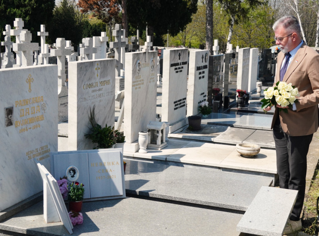 Dejan Ristić odao počast novinarki Radislavi Dadi Vujasinović povodom 31. godišnjice smrti