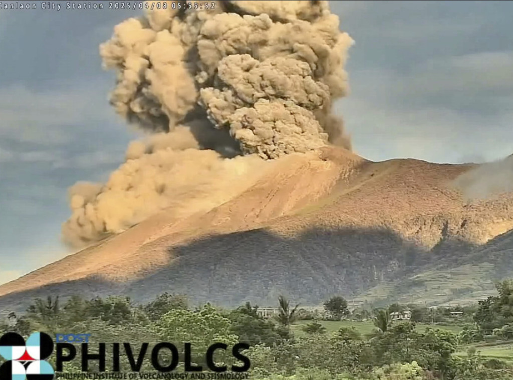Erupcija vulkana Kanlaon na Filipinima, stub dima visok 4.000 metara
