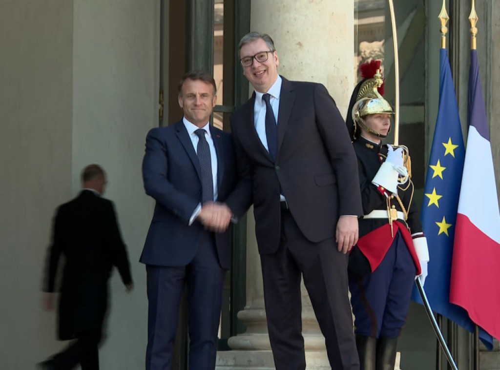 Vucic welcomed by Macron at Elysee Palace
