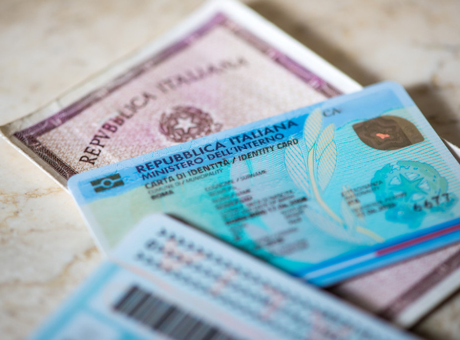 Italija: U ličnim kartama od sada oznaka "roditelj" umesto "majka" i "otac"