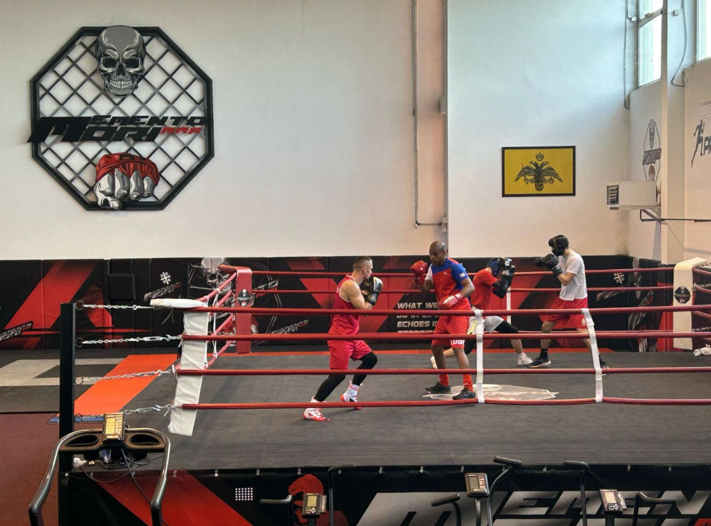 Srpski bokseri u profesionalnom kampu u Novom Sadu pripremaju se za "Noć šampiona"