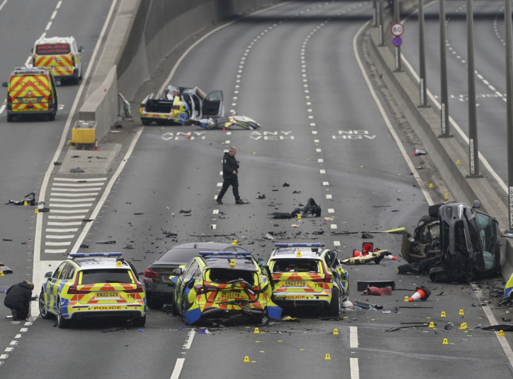Sedam policajaca povređeno u sudaru tokom potere na auto-putu u Engleskoj
