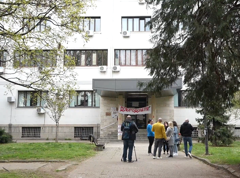 Studenti u blokadi Medicinskog fakulteta u Nišu ne dozvoljavaju ulaz u zgradu zaposlenima