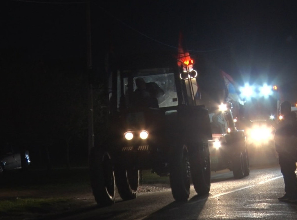 Poljoprivrednici iz Srema krenuli traktorima ka Beogradu