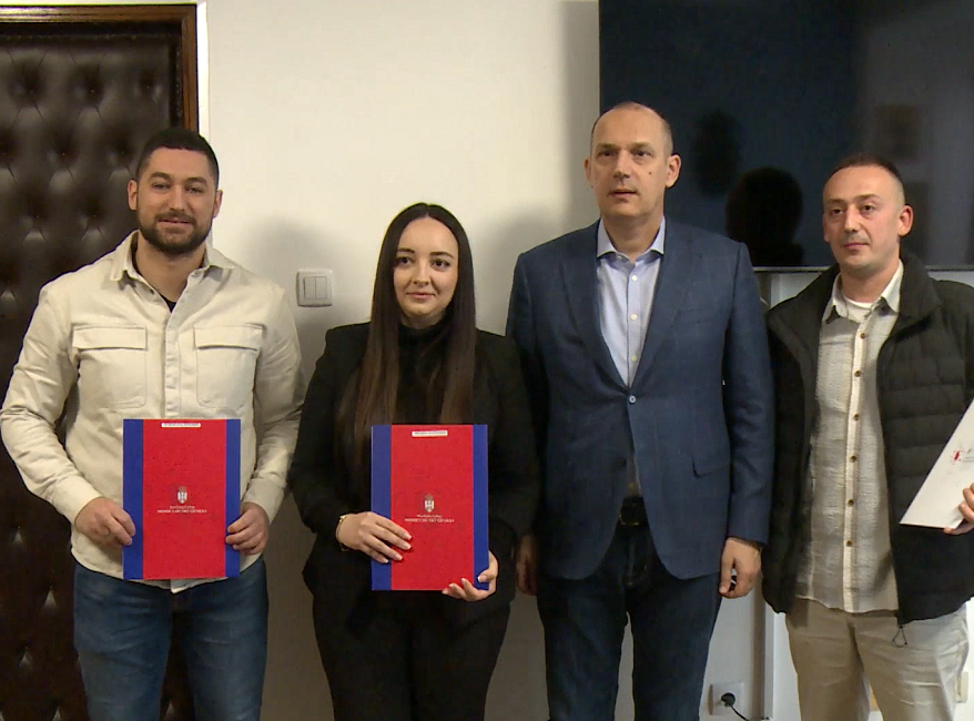 Zlatibor Lončar uručio ugovore o radu novoj grupi zdravstvenih radnika koji se vraćaju u Srbiju