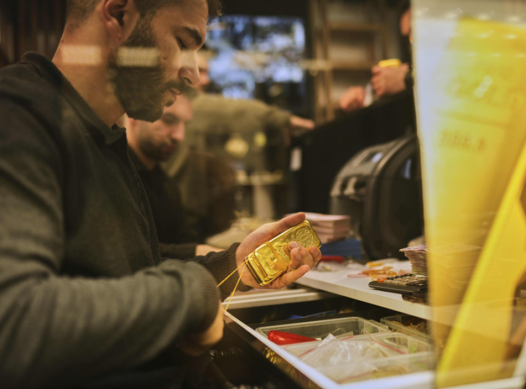 Cena zlata i švajcarskog franka rekordno raste, unca zlata trenutno iznosi 3.200 dolara