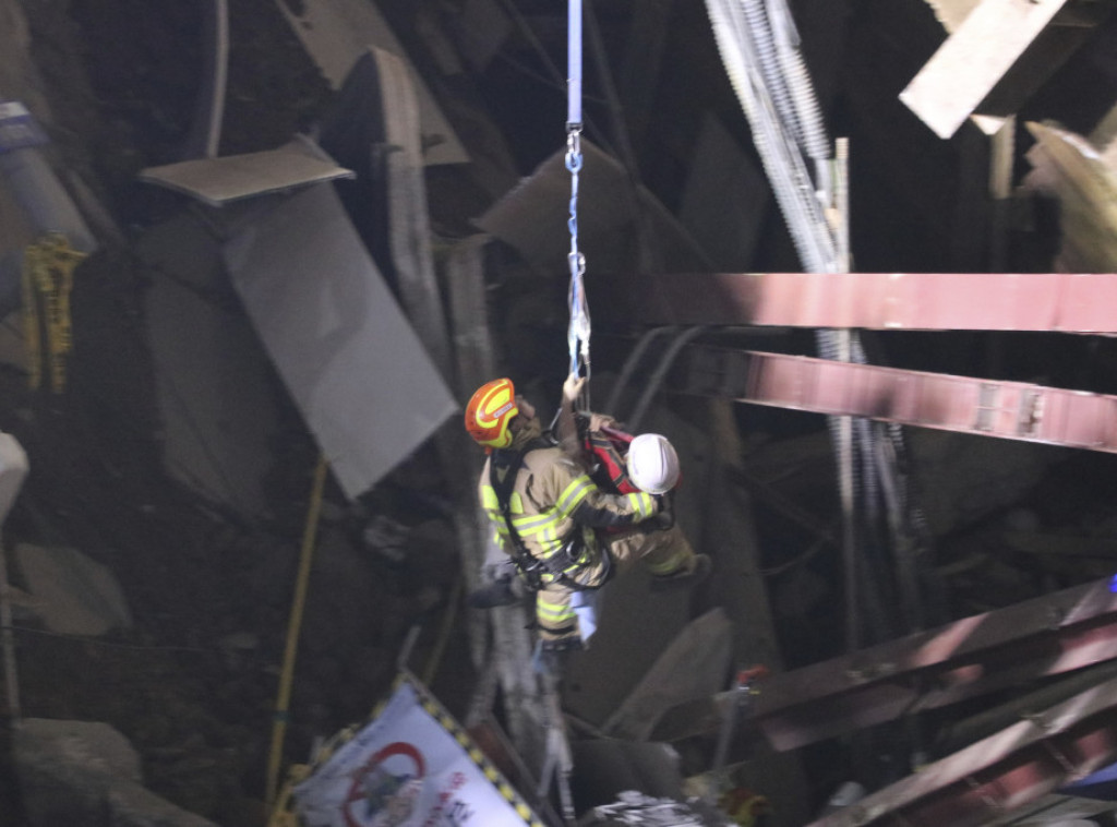 Prekinuta potraga za nestalim radnikom na urušenom gradilištu metroa u Gvangmjongu