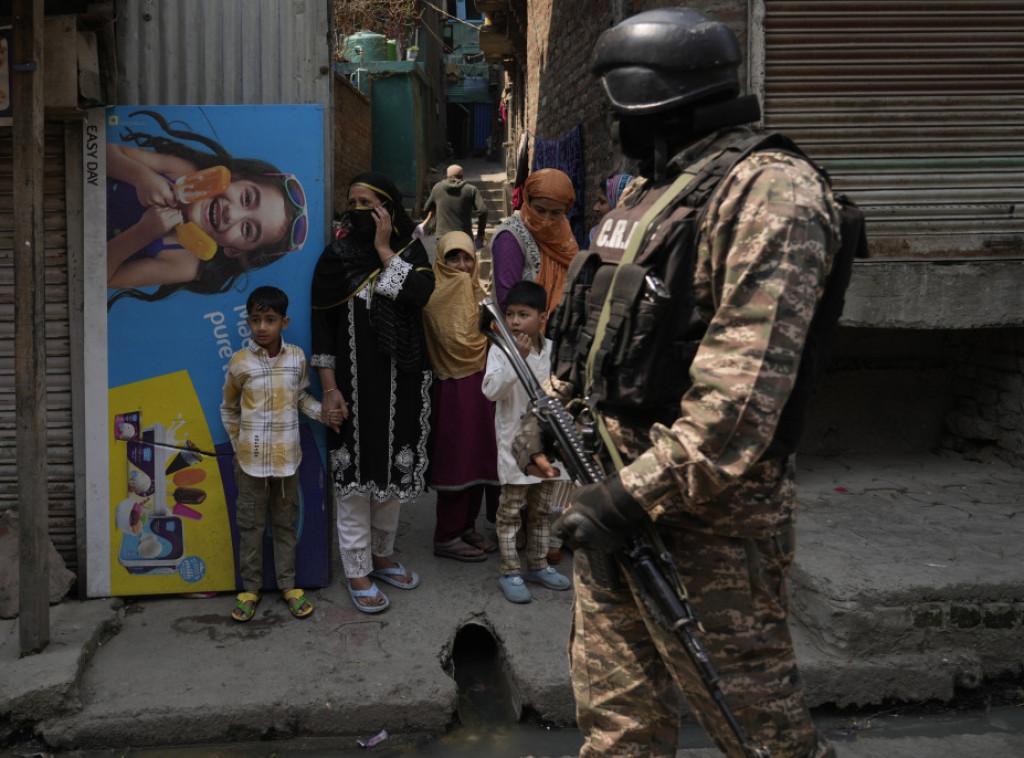 Tri osumnjičena militanta i indijski oficir poginuli u sukobima u Kašmiru