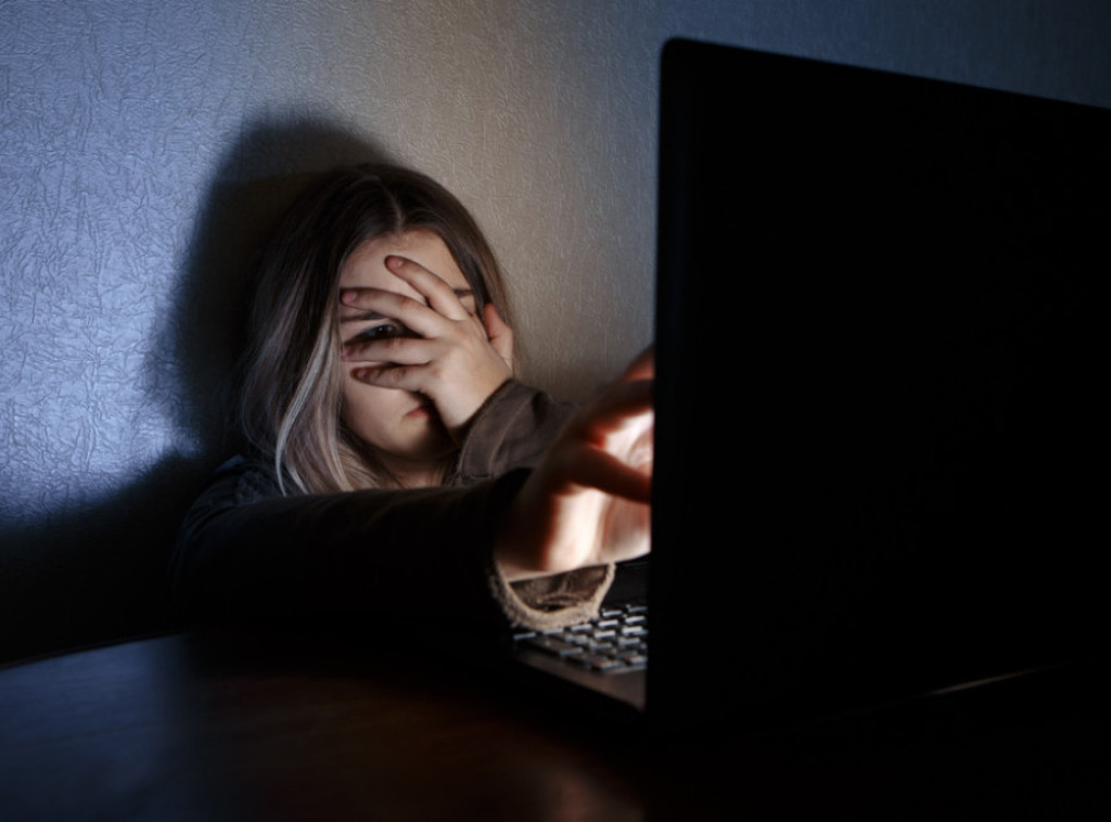 Velika Britanija: Sve češći progon i iskorišćavanje ranjivih žena na internetu